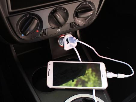 EUFAB USB Ladeadapter 12/24V für Vorder- und Rücksitze 