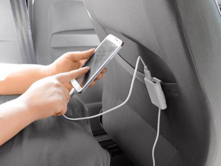 EUFAB USB Ladeadapter 12/24V für Vorder- und Rücksitze 